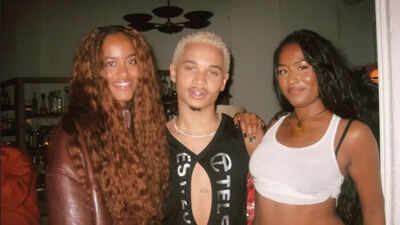 Who are Barack Obama's daughters Malia and Sasha dating? A rare look