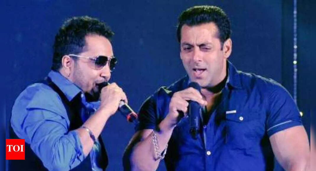 मिका सिंह का कहना है कि सलमान खान उस दिन मितव्ययी हैं, वह जानता है कि कब और कैसे उसके करीब पहुंचना है: “दो पेय के बाद … भाई रारत मेन कुच और हॉट है है …” | हिंदी पर फिल्म समाचार