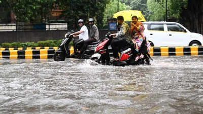 दिल्ली भारी बारिश के बाद वाटरलॉगिंग के साथ संघर्ष करता है