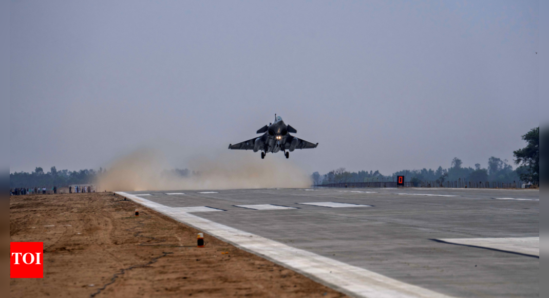 IAF demonstrates aerial prowess on Ganga e-way airstrip