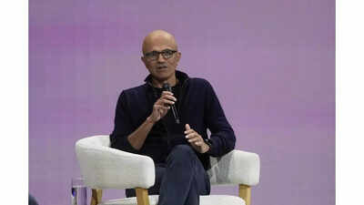 <p> Microsoft CEO Satya Nadella </p>
<p>“Decoding =” async “fetchpriority =” high “/></p></div>
</div>
</div>
<div class= Microsoft दुनिया की सबसे मूल्यवान कंपनी बन जाता है और इसकी कोई 1 स्थिति Apple पर 'ट्रम्प टैरिफ' संदेश भी है