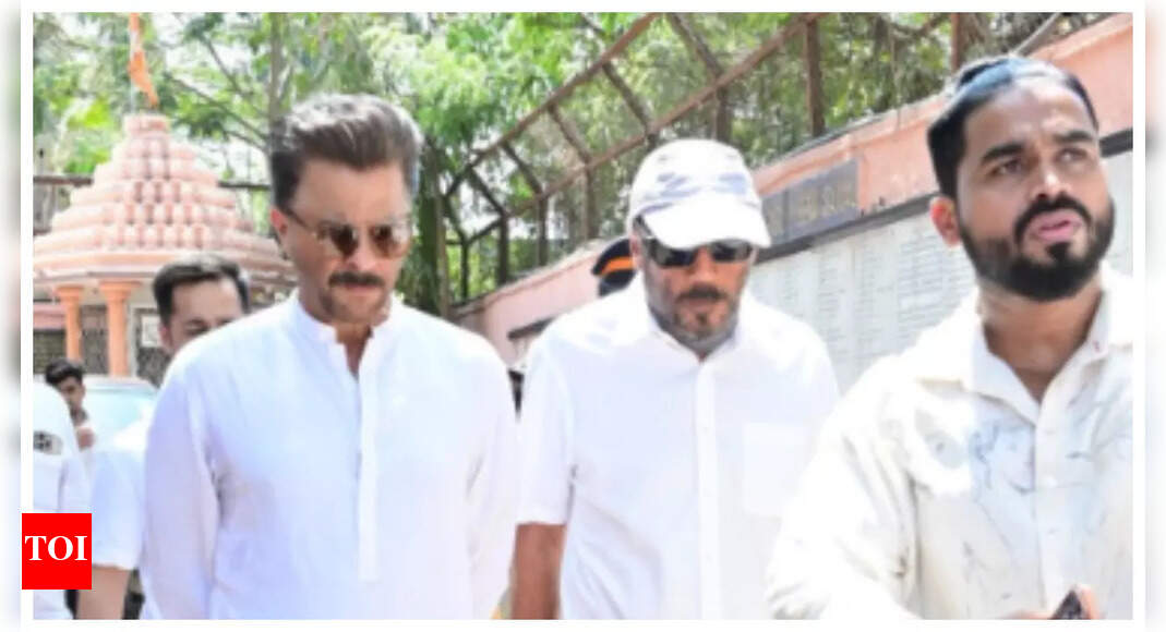 Jackie Shroff supports Anil Kapoor after mother's death with love.
