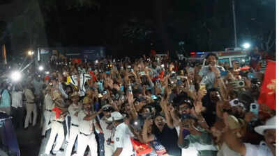 Royal Challengers Bengaluru fans outside the Chinnaswamy Stadium. (Screengrab) Chinnaswamy erupts at 12:30 am! RCB all-rounder’s IPL trophy pledge breaks the internet
