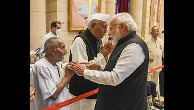 PM, CM condole demise of yoga guru Swami Sivananda
