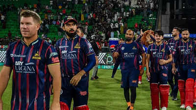 वॉच: डेविड वार्नर पीएसएल में शाहिन अफरीदी को एक साहसी झटका देता है