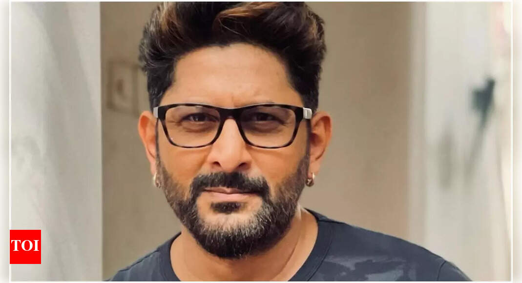 अरशद वरसी प्रशंसकों को गोवा में अपने अद्भुत 150 वर्षीय पुर्तगाली विला को रंग देने के लिए प्रशंसकों को देता है: देखें वीडियो | हिंदी पर फिल्म समाचार