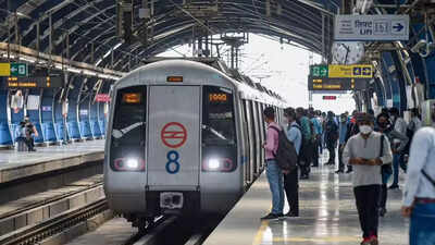 दिल्ली मेट्रो में हथियारों का जखीरा: सुरक्षा में चूक का खुलासा