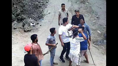 ‘Syndicate’ men attack KMC workers, damage payloader off EM Bypass