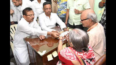 Kolkata families of kashmir attack victims receive financial aid from state ministers