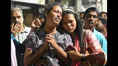 Bereaved family from Tamil Nadu alleges jewellery, cell phone missing after Mechhua  fire | Kolkata News - The Times of India