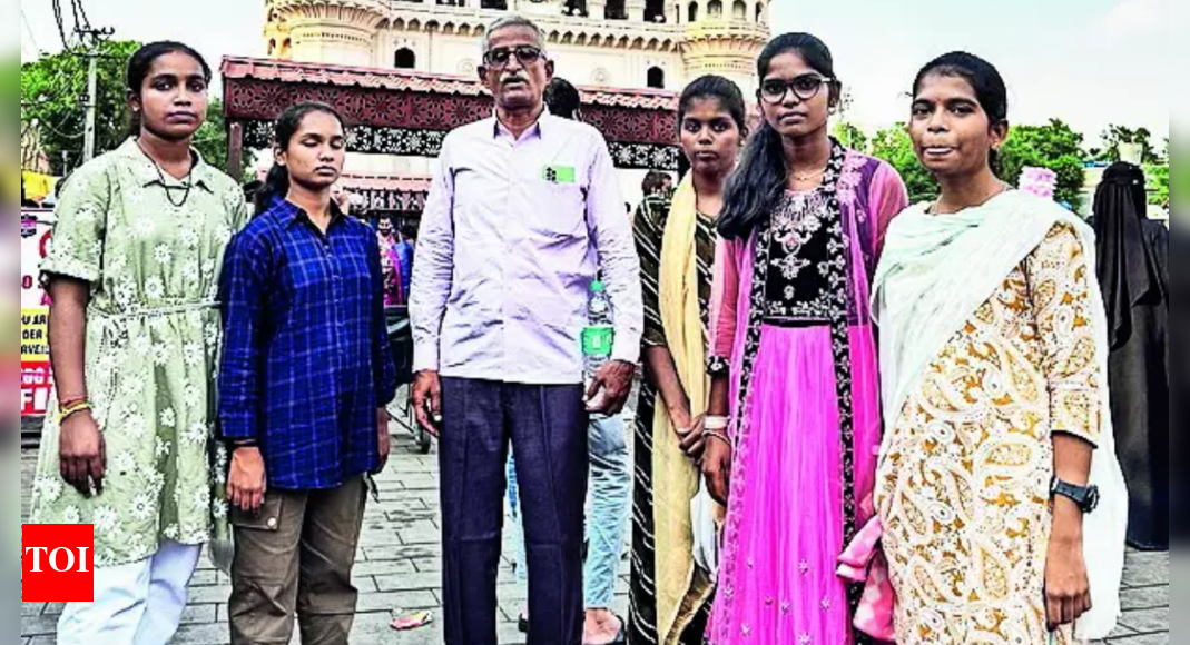 पब्लिक स्कूलों के दो शिक्षक बादलों में गुजरते हैं | भारत समाचार