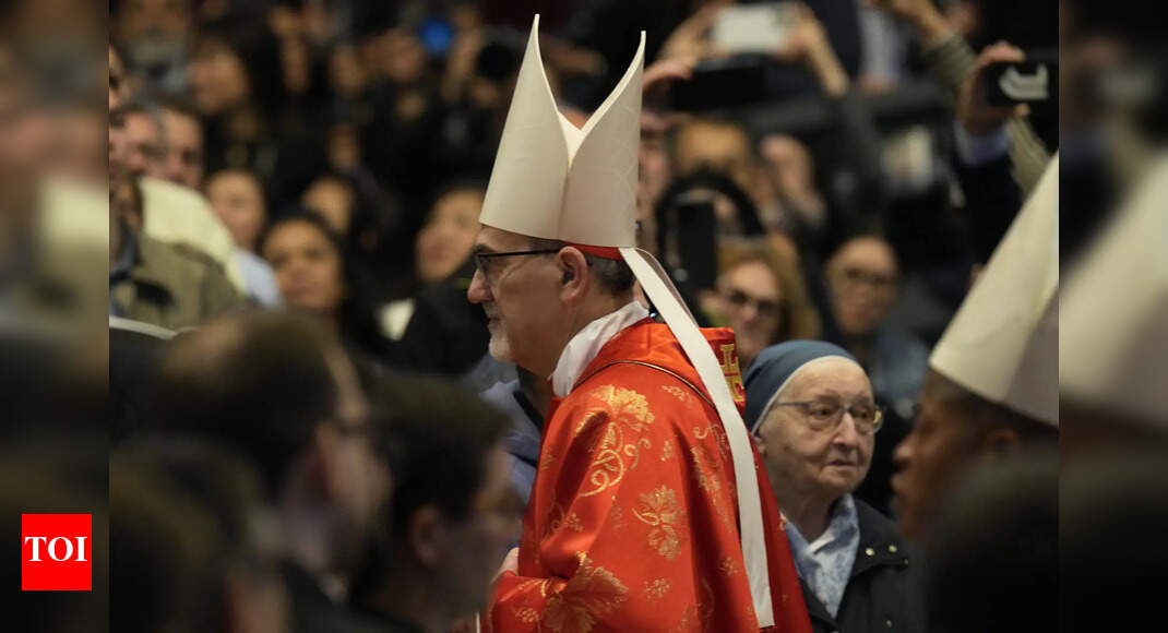 Cardinals locked inside Sistine Chapel as conclave begins