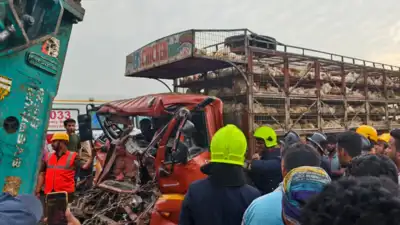 3 injured as poultry truck rams stationary excavator on Nashik highway in Thane