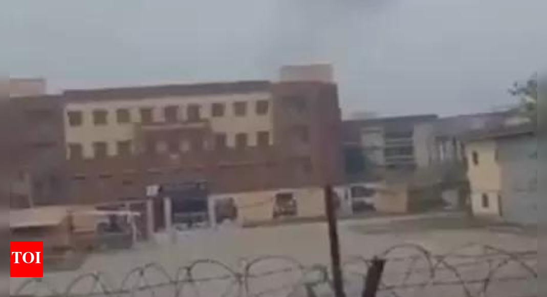 मैंने लाचोर में विस्फोट सुना; कराची के लिए उड़ान ऑप्स, सियालकोटा हवाई अड्डों को अस्थायी रूप से निलंबित कर दिया गया है भारत समाचार