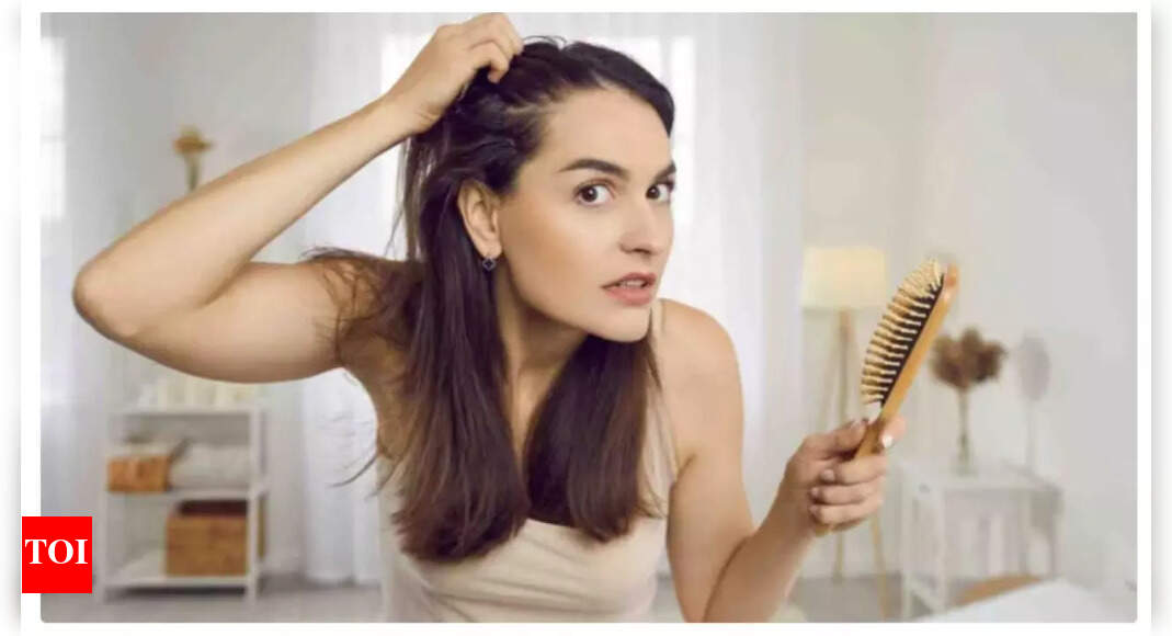 बालों का झड़ना: इन विटामिनों और खनिजों की कमी से बालों का झड़ड़ा का कारण बनता है |