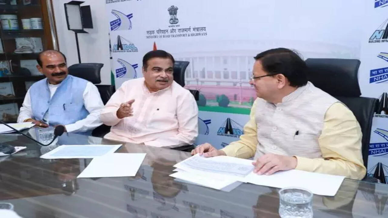 Uttarakhand CM Dhami meets Union Road Minister Nitin Gadkari, disccusses infrastructure  projects of state | India News - The Times of India