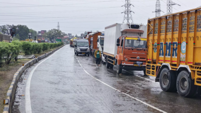 Rain and landslides shut Jammu-Srinagar highway