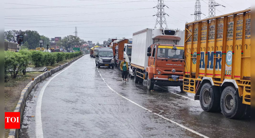 Rain and landslides shut Jammu-Srinagar highway