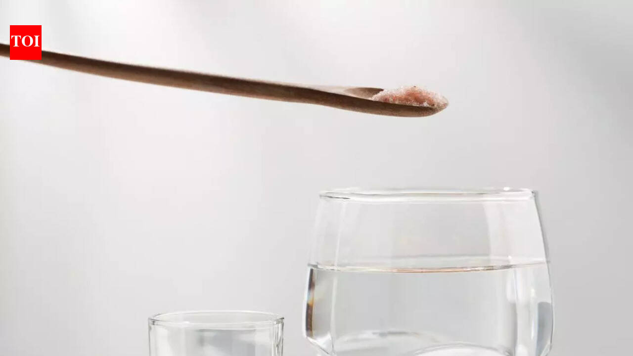Can drinking a pinch of sea salt in water fix the effect of sunstroke?