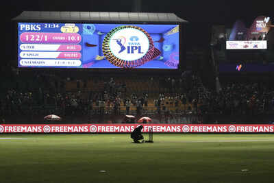 IPL 2025 निलंबित: यह शेष मैचों और प्ले -ऑफ रेस को कैसे प्रभावित करता है