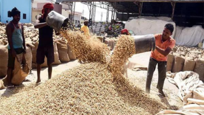 Crackdown on hoarding, black marketing of essentials; Enough Food available: Center to States