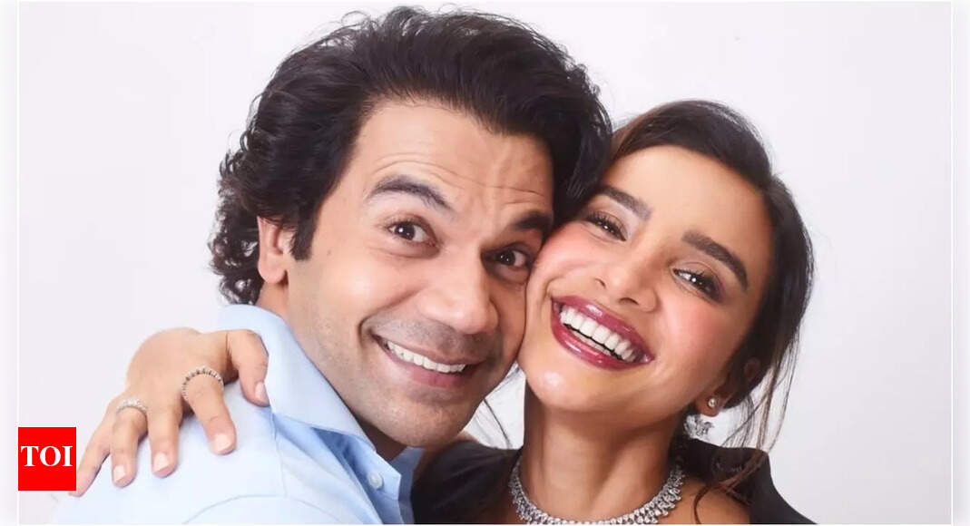 पटालेकिया इस तथ्य से खुलती है कि उसे राजमार राव की पत्नी कहा जाता है, दिखाते हैं कि परिदृश्य अक्सर उसे उसके साथ संबंध में लाते हैं। हिंदी पर फिल्म समाचार