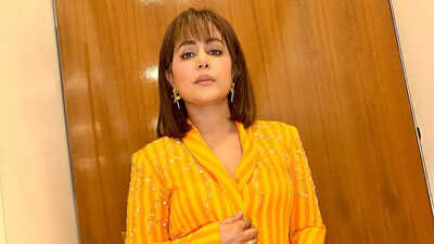 Hina Khan Faces Online Hate For Supporting India