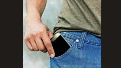 Smartphone linked to burning thigh pain: Hyderabad doctors