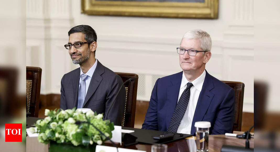 Facebookの創設者であるMark Zuckerbergはこの「Apple CEO Tim Cook vs Google CEO Sundar Pichai」質問に答えます