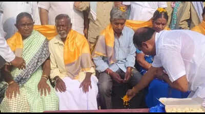 Nalgonda villagers perform paada puja to jawan’s parents