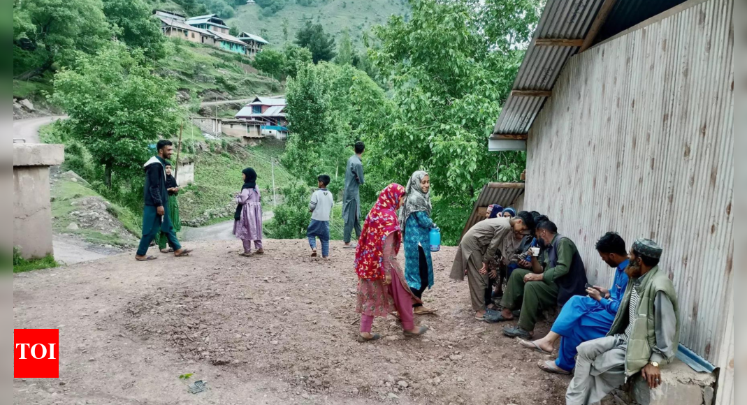 Unexploded bombs stop Uri residents from returning home