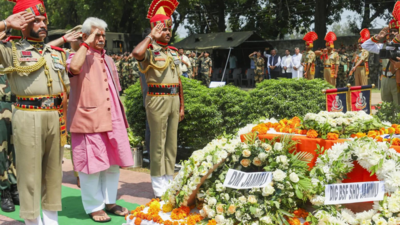 लेफ्टिनेंट सिन्हा के गवर्नर जम्मा में मारे गए, सबिन इंस्पेक्टर बीएसएफ की सेना का स्वागत करते हैं