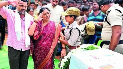 सैनिकों के लिए अलविदा करने के लिए श्रद्धांजलि देने के लिए हजारों लाइनें
