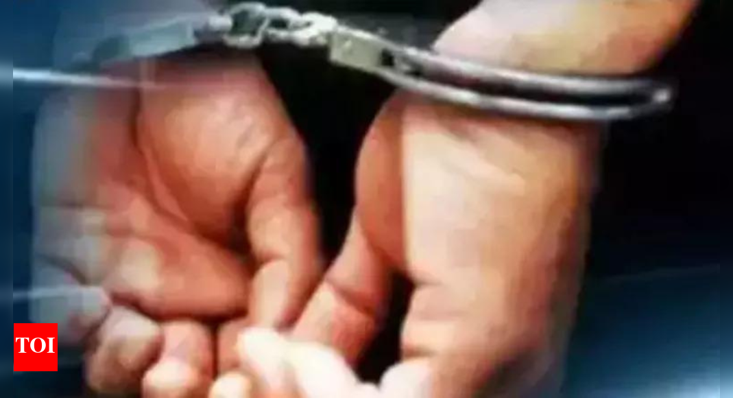 2 के बीच की महिला जासूसी के लिए आयोजित की गई थी; हाथ ड्रोन कूद | भारत समाचार