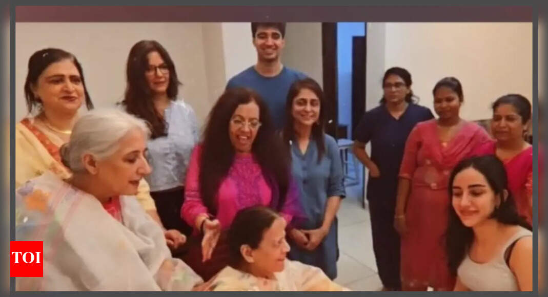 Gauri joins Aamir in Mother's Day celebration with mom