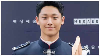 Lee Do Hyun Discharged from military duty after 21 months service; gets a warm welcome from fans- Pics Inside