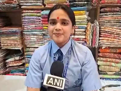 Who is Savi Jain, the student who scored 499/500 in CBSE Class 12 in 2025?