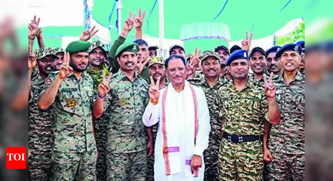Chhattisgar CM जवांस, स्थानीय निवासियों के साथ सफलता का जश्न मनाता है | भारत समाचार