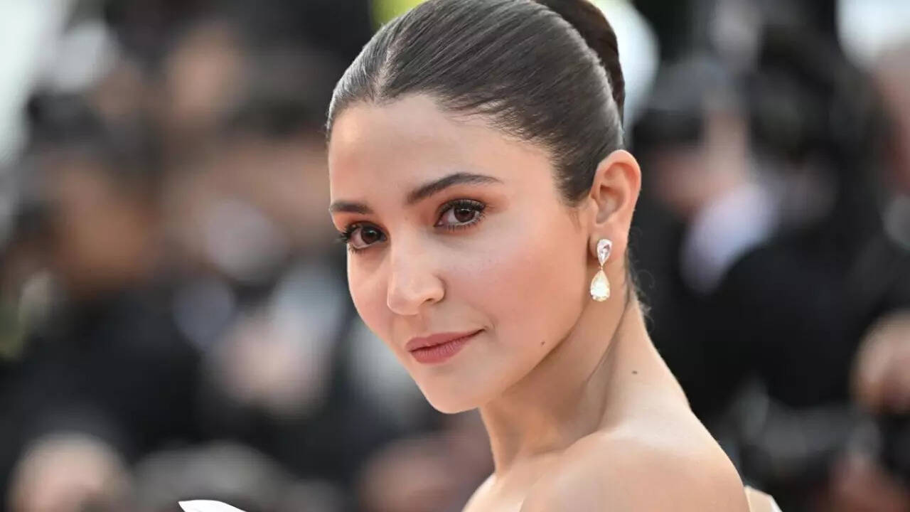 Anushka Sharma laughs at her thin eyebrows in throwback teen pic | Hindi  Movie News - Times of India