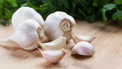 6 Hassle-free ways to get rid of garlic peels - Times of India