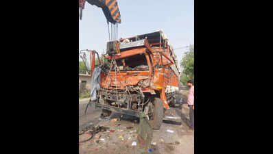 Driver ‘drunk’, 5 labourers killed,27 hurt in B’shahr truck collision