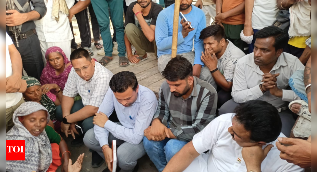 'Sharam nai aati?': Haryana deputy speaker makes officials sit on ground