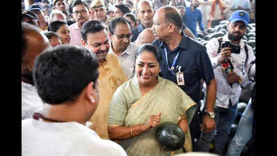 Water Stations & CCTV At Azadpur Mandi Soon: CM