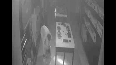 Mobile phones worth lakhs stolen from Tonk Road shop