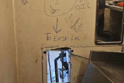 10 escape from New Orleans jail through hole in cell wall while lone guard left to get food