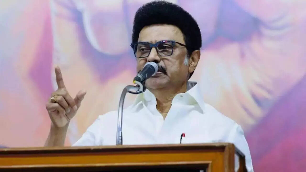 ஸ்டாலின் குற்றச்சாட்டு: 'சிறுமையான அரசியல்' காரணமாக தமிழ்நாட்டின் கல்வி நிதி நிறுத்தப்பட்டது; உச்ச நீதிமன்றத்தை நாடுவதாக உறுதி.