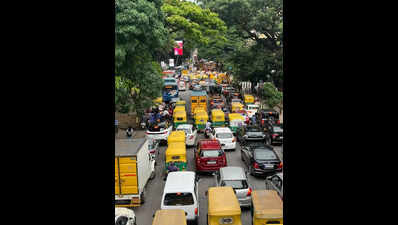 Cricket fever and rain choke roads for 6 hours in Bengaluru