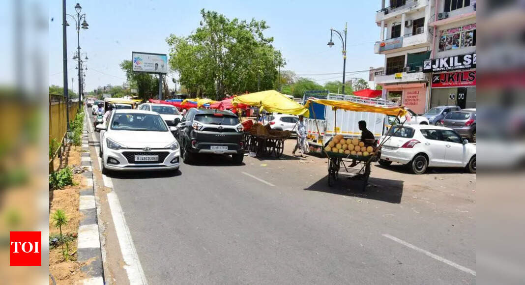 Street Vendors Block Traffic on Jaipur's Sahakar Marg