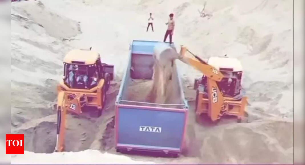 Sand Mafia Attempts to Run Over Police in Bundi