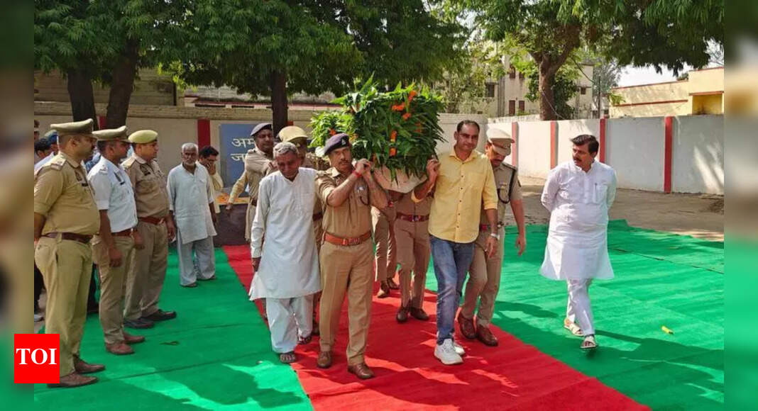 COP, 30 साल का, मर जाता है, अपराधियों को डूबने से बचाने की कोशिश कर रहा है | भारत समाचार